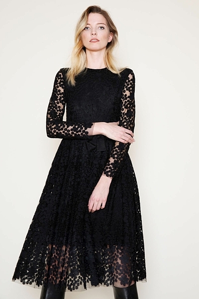 Spitzenkleid mit langen Ärmeln